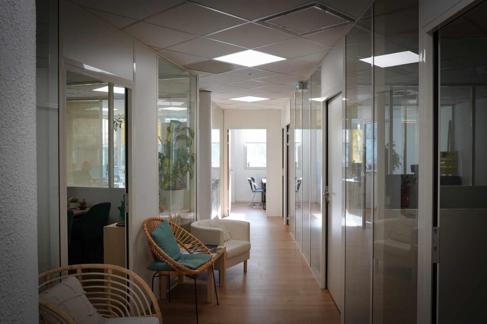 Intérieur lumineux et moderne du centre d'affaires