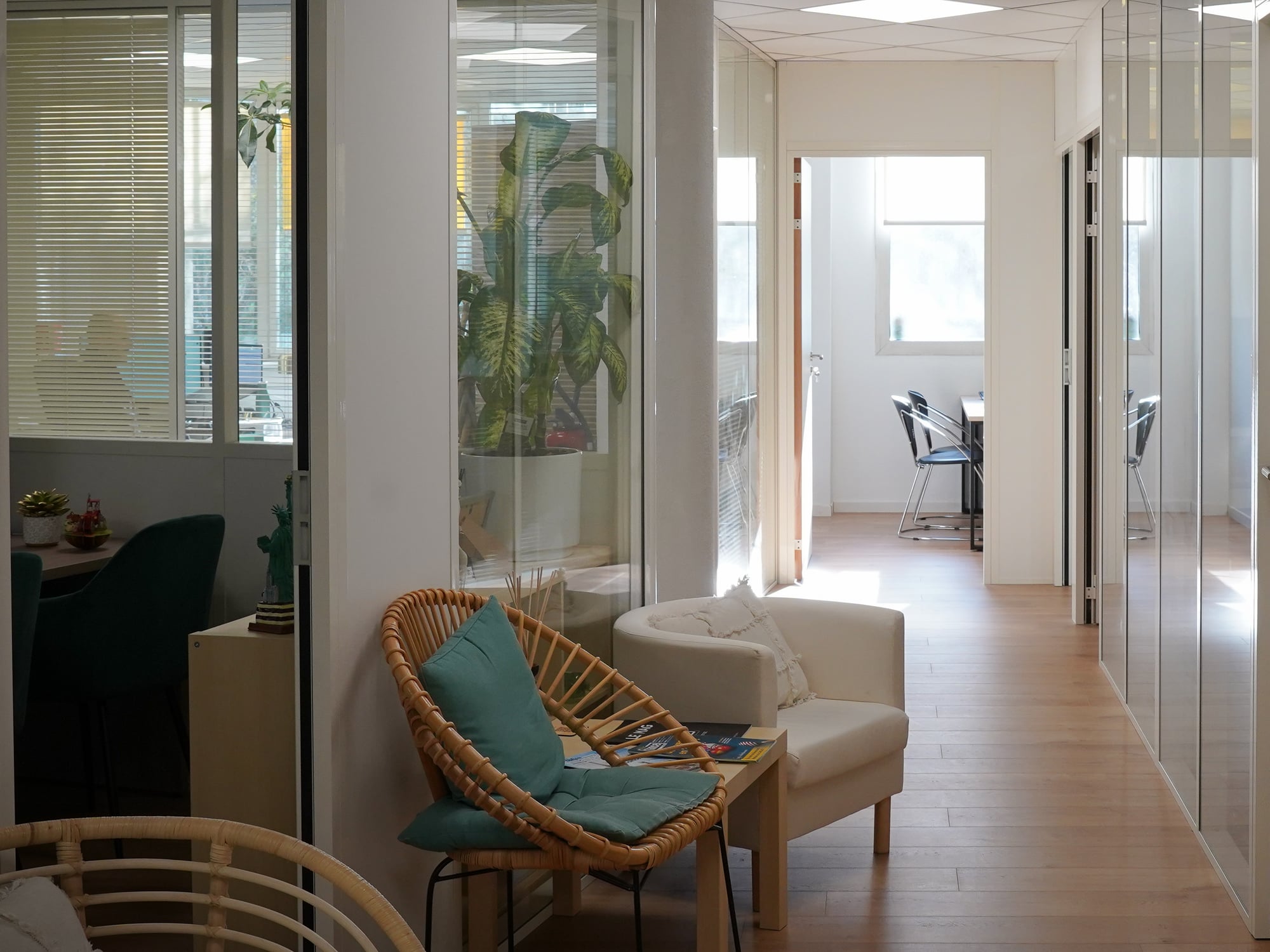 Coin salon et couloir des bureaux à cloisons vitrées de Nanadresse, au 235 rue Louis de Broglie