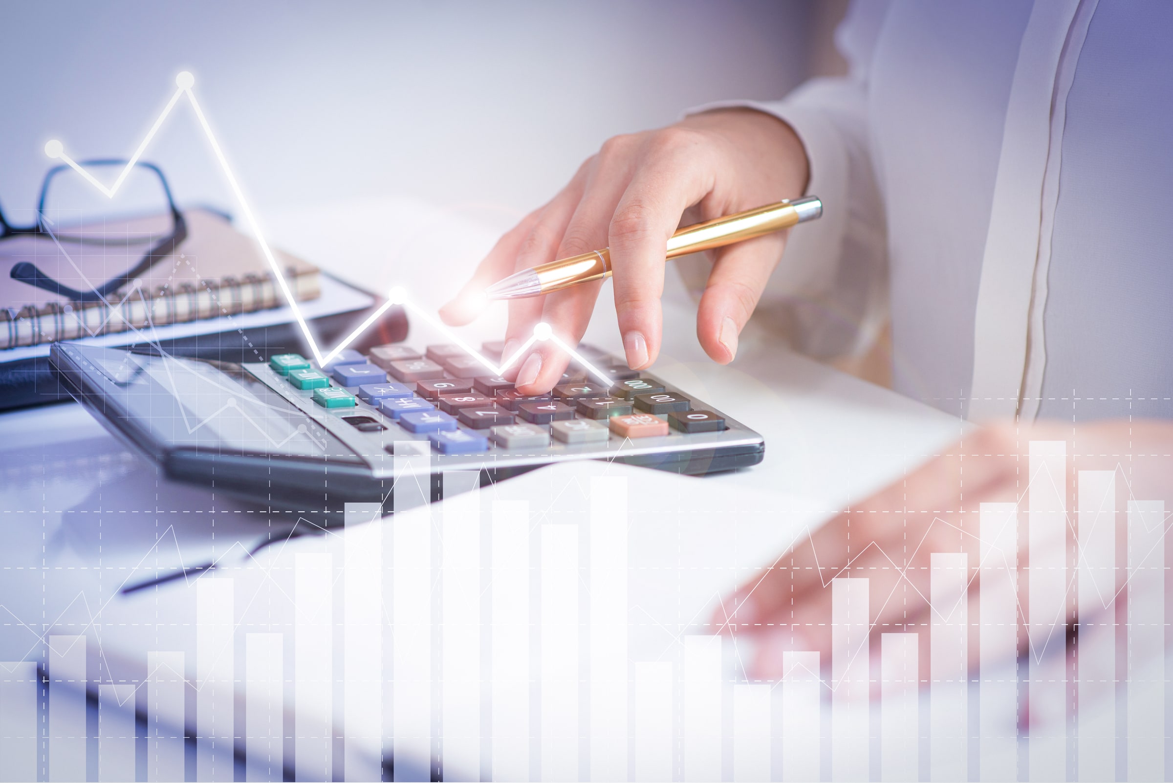 Suivi comptable : calculatrice, stylo et courbes de gestion sur un bureau