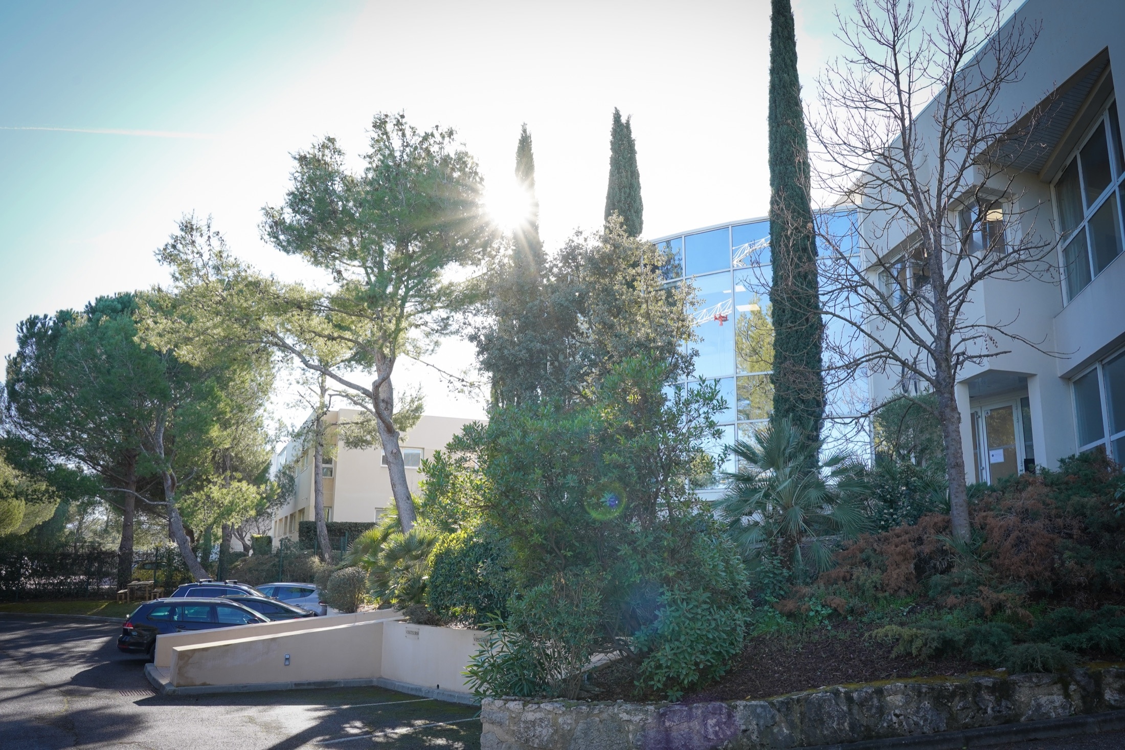 Extérieur du centre d'affaires baigné de soleil